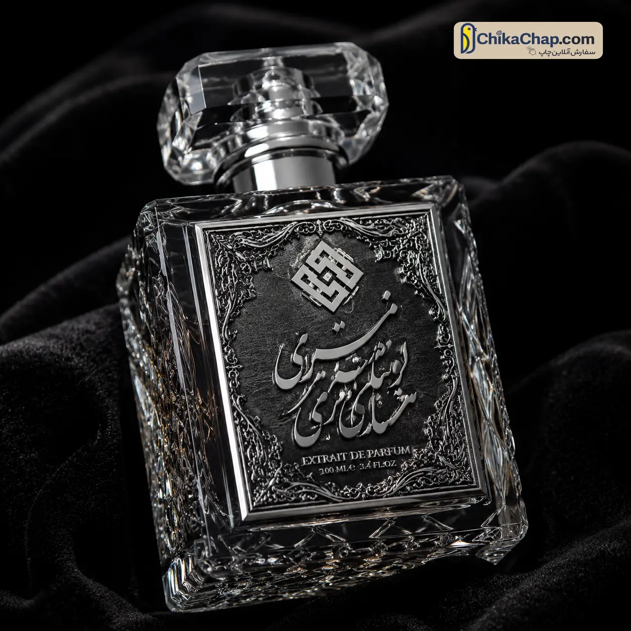 چاپ لیبل متالایز نقره ای با سلفون براق روی شیشه عطر لوکس | چیکاچاپ